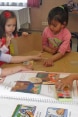 Eine Gruppe Roma-Kinder beim Basteln in der Schule.
