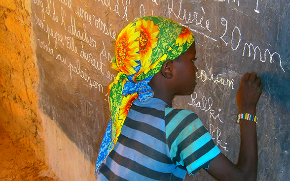 Le français en tant que langue officielle prédomine dans l’enseignement au Niger.
