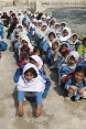Alunne pakistane sedute in fila.