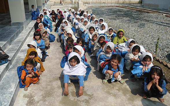 Alumnas de escuelas pakistaníes sentades en fila.