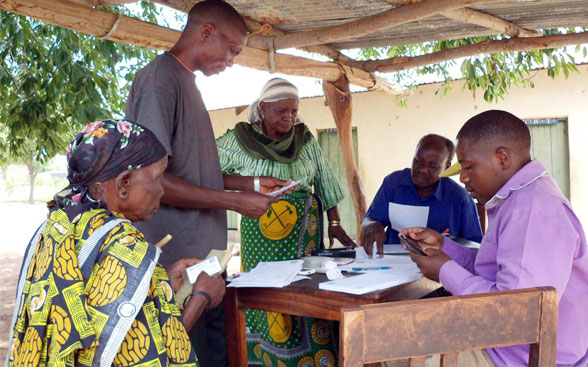Séance d’enregistrement au système de prévoyance dans la région de Dodoma en Tanzanie