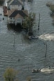 Vue aérienne de l'inondation d'un quartier aux USA. On voit des personnes qui se déplacent en bateau.