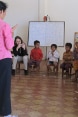 Eine DEZA-Mitarbeiterin zu Besuch bei einer Vorschulklasse in der Provinz Mondulkiri.