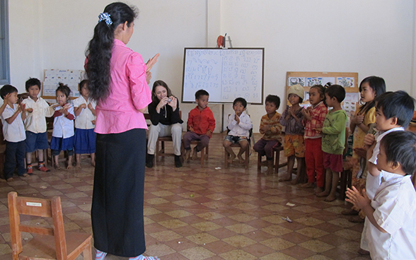 Una colaboradora de la COSUDE visita una clase de preescolar en la provincia de Mondulkiri.