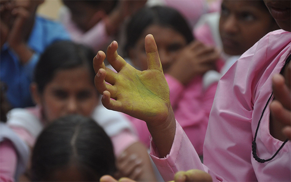 Des marqueurs colorés permettent de vérifier l’efficacité du lavage de mains effectué par des écoliers