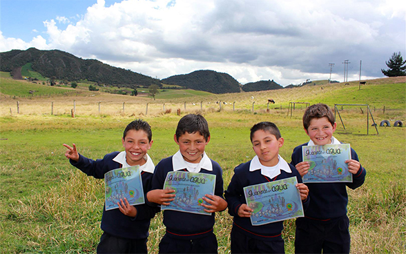 Four children posing with their diploma of "guardian of water"