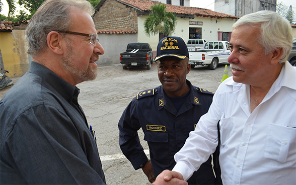 Jürg Benz, Chef Kooperationsbüro Zentralamerika, im Gespräch mit reformorientierten Polizei- und Behördenvertretern in Comayagua/Honduras