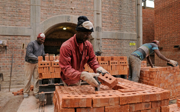 Les travailleurs emballent les briques cuites