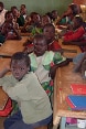 Des enfants, assis sur leurs bancs, suivent une leçon au Burkina Faso.