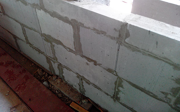 Eine Mauer aus Zementblöcken, die aus LC3-Zement hergestellt wurden. 
