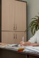Une donna è in consultazione da un dottore.