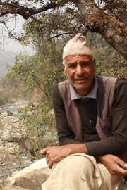 Iswari Prasad Dulal sentado en un extremo del puente Rampate Amare.