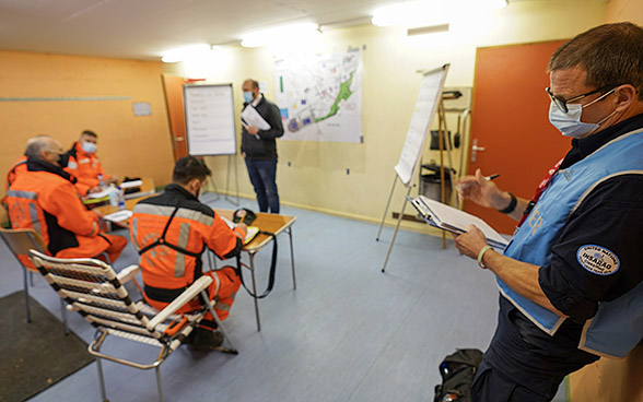 A classifier observes the work of Swiss rescuers. 