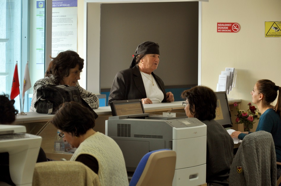 Mujeres albanesas acuden a la oficina del municipio de Bushat.