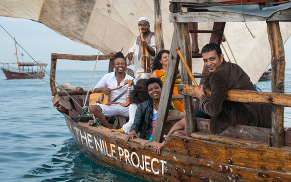 Musiciens du Nile Project sur un bateau.