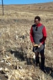 Altext: Dos expertos y un agricultor local en un campo de maíz devastado por la sequía.