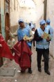Un gruppo di soccorritori distribuisce informazioni et materiale nelle viuzze