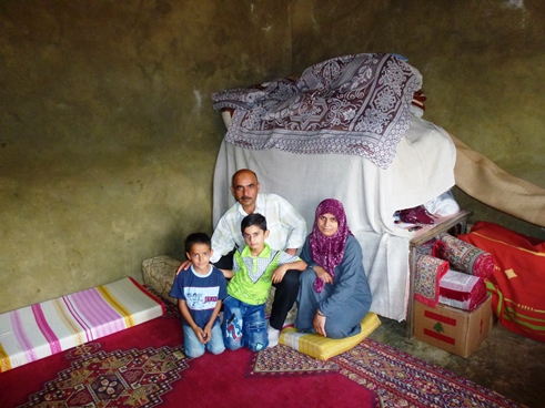 Una familia siria en su alojamiento temporal con una familia libanesa en Kfartoun, un pueblo del distrito de Akkar, en la frontera de Líbano con Siria.