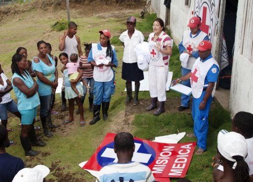 A group of Colombians listens to ICRC representatives.