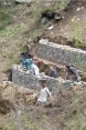 Abitanti della valle del Chail costruiscono muri a secco su pendii ripidi per proteggersi dalle frane.