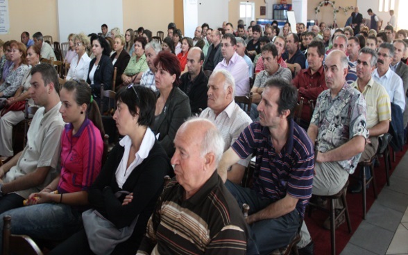 Assemblea di uomini e donne.