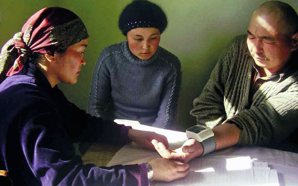 Ein kirgisischer Bauer lässt bei seinem lokalen Gesundheitskomitee den Blutdruck kontrollieren.