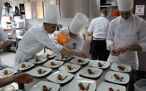 Des apprentis cuisiniers apprennent à dresser des assiettes