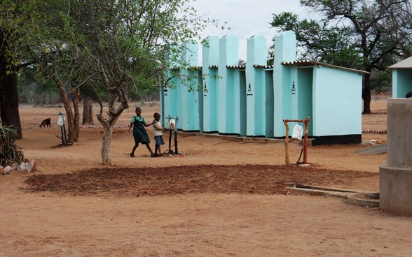 19.11.2015, Chiredzi Distrikt, Simbabwe, Latrinenblock der Primarschule «Ruware».