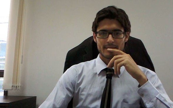 Amin Bouzidi assis à un bureau