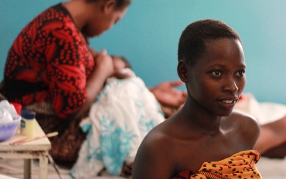Zwei tansanische Frauen und ein Säugling in einem Krankenhaus.