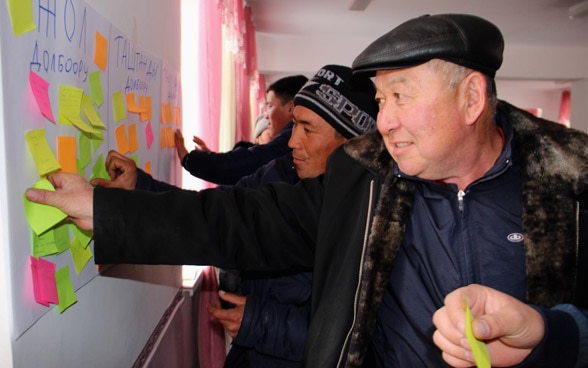 Persone di fronte ad una lavagna di post-it