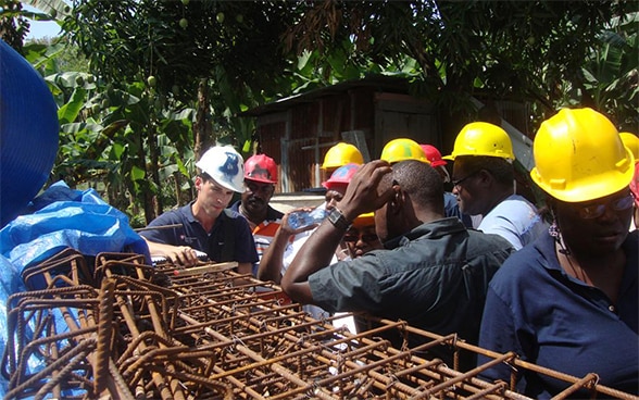 Un membre du Corps suisse d’aide humanitaire (CSA) s’adresse à des Haïtiens en formation.