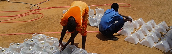  Persone raccolgono l'acqua proveniente da una cisterna nel Sudan del Sud