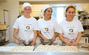 Trois jeunes filles au travail dans un fournil.