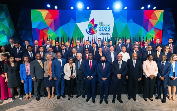 Foto de grupo, mujeres y hombres de la Asamblea de Gobernadores del BID.