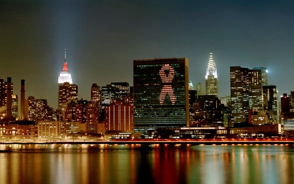 Le bâtiment de l’organisation des Nations Unies est illuminé avec le ruban rouge, symbole de la lutte contre le sida.