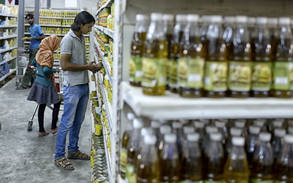 Menschen kaufen im Supermarkt ein