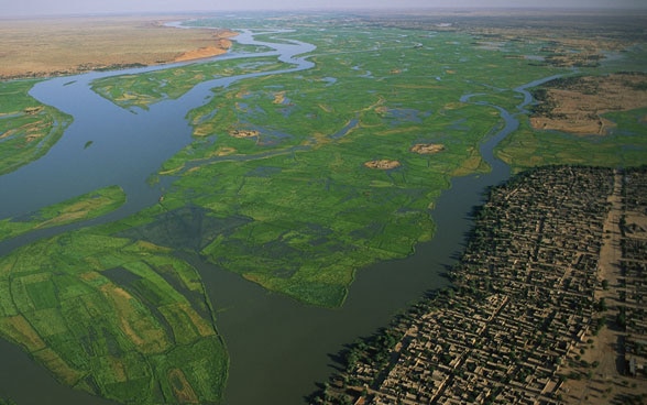 Un plan d'eau vu du ciel.