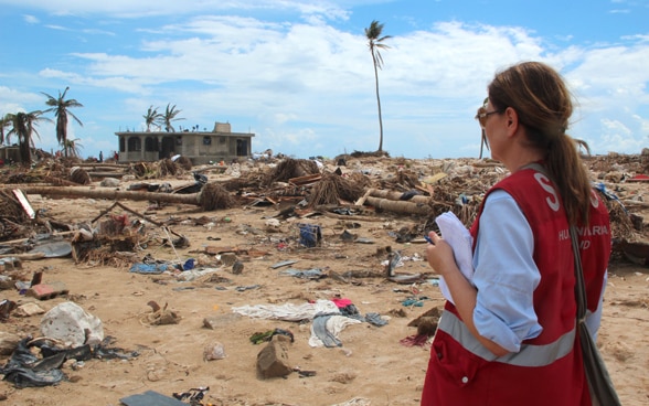 Une collaboratrice du Corps suisse d’aide humanitaire contemple le paysage dévasté par l’ouragan Matthew à Haïti.