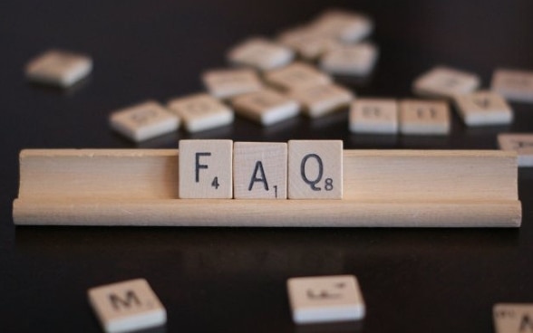 Imagen símbolo - FAQ, escrito en piezas de madera.