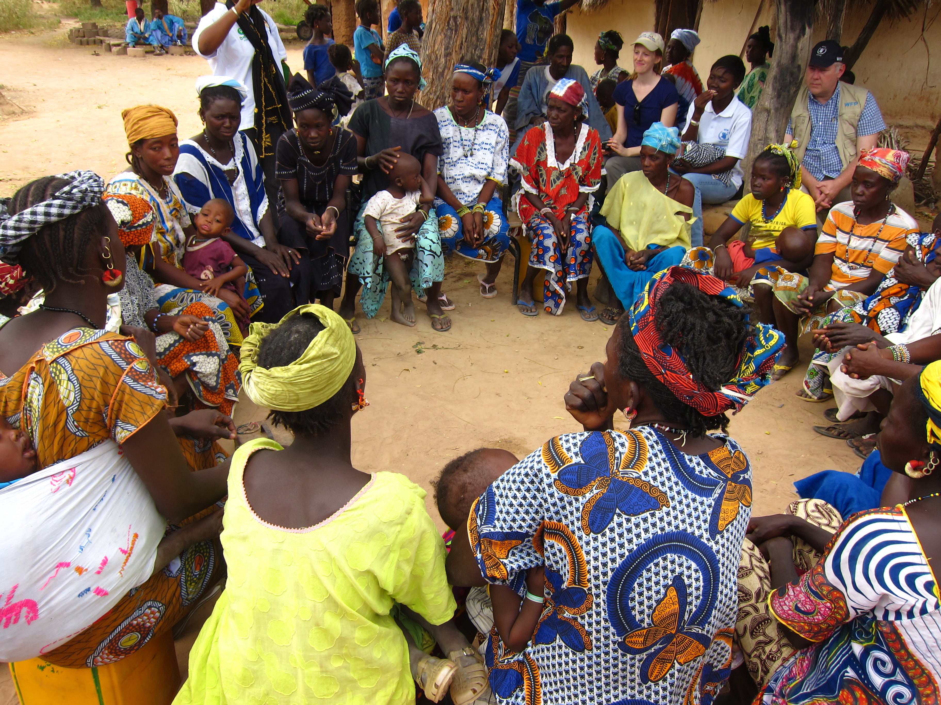 Des personnes discutent, assises en cercle