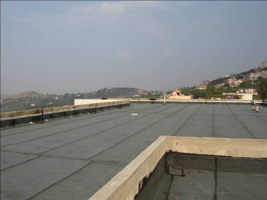 Una nueva capa de hormigón dispuesta sobre el tejado para garantizar su impermeabilización.