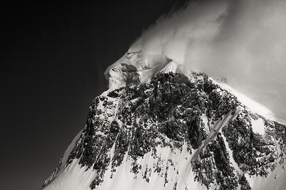 Fotografía en blanco y negro de una cima cubierta de nieve.