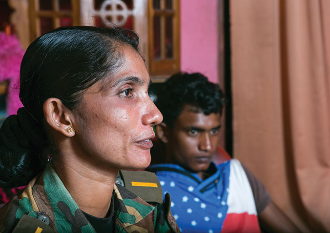 In 2004, Inoka Priyanjany and her son Lakhsan sought refuge in a temple to escape the deadly tsunami. A little later, Inoka found out she had cancer. Twice a survivor, today she is a deputy-commander in a Civil Defence Force unit, a paramilitary force attached to the police. © R.H. Samarakone/SDC