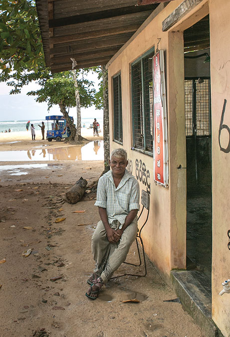 En 2004, Ranjani Samarawickrema, qui n’a jamais su nager, fut sauvé des flots par son épouse. Maintenant que la mer s’est calmée, il loue des chambres de sa maison réaménagée à des vacanciers de passage dans la région. © R.H. Samarakone/DDC
