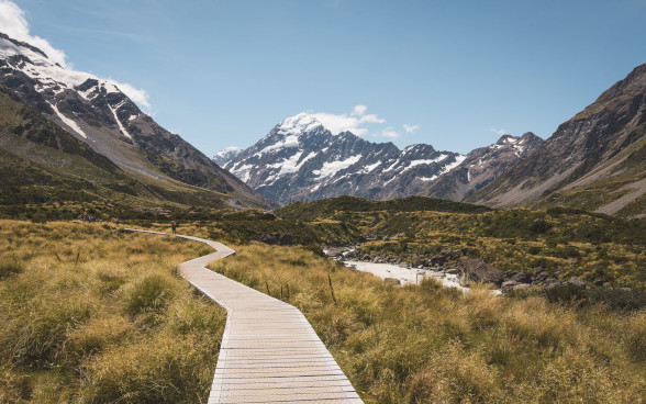 Auf dem Hooker valley track mit Bergen im Hintergrund