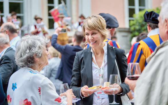 La photo montre l’apéritif d’ouverture du congrès, avec au centre la directrice Ariane Rustichelli.