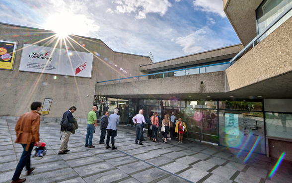 La photo montre le bâtiment où s'est tenu le 98e congrès des Suisses de l’étranger 