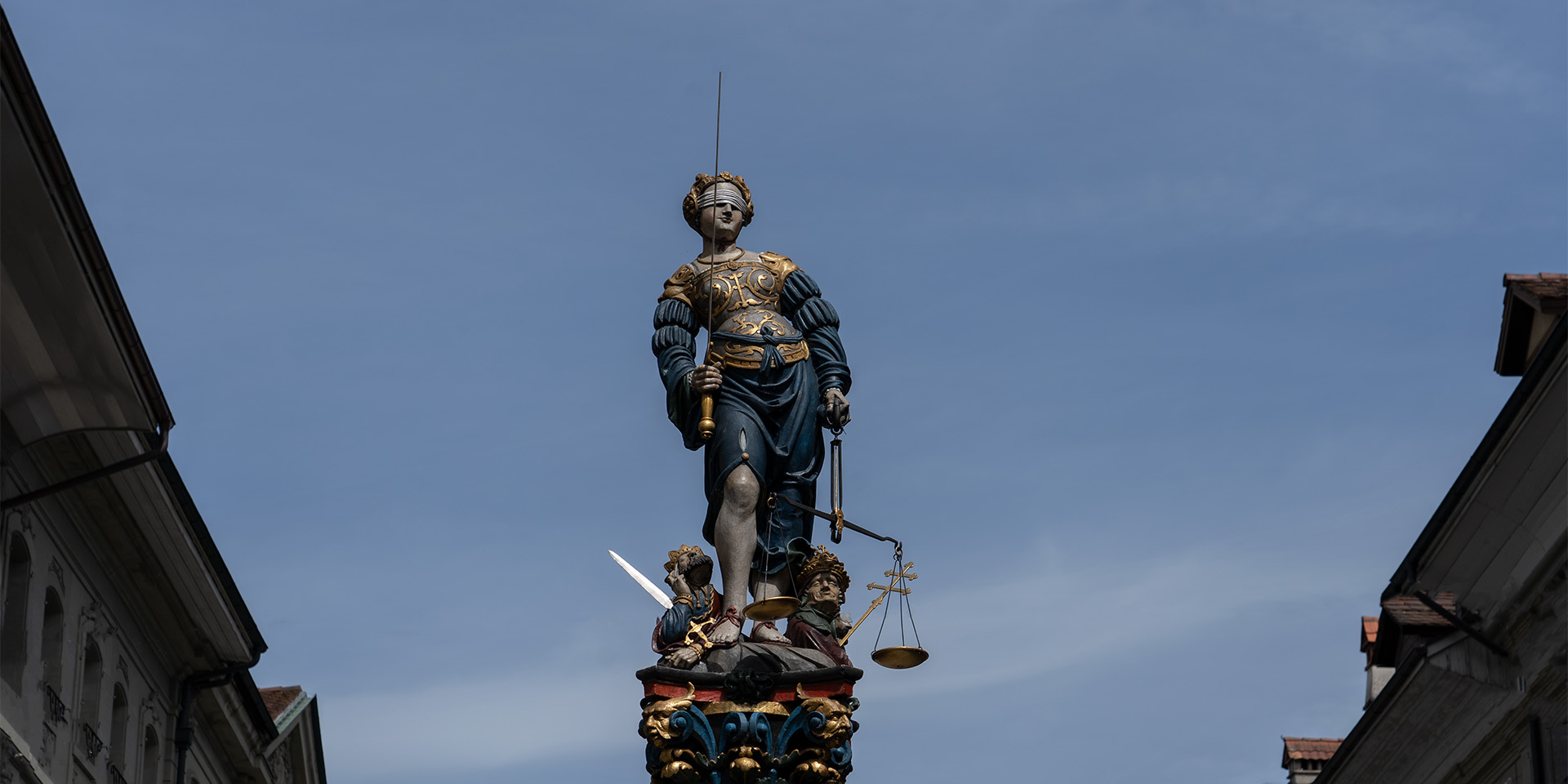 Eine Statue von Justitia in Bern
