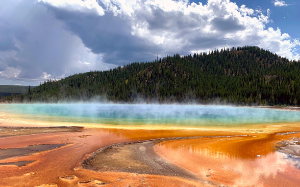  L'image montre une source géothermique, symbole du parc national de Yellowstone.
